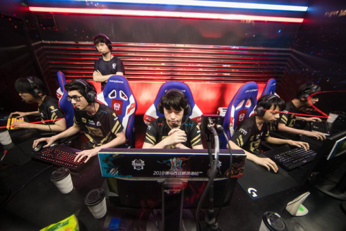 什想踢年世 什想踢年世