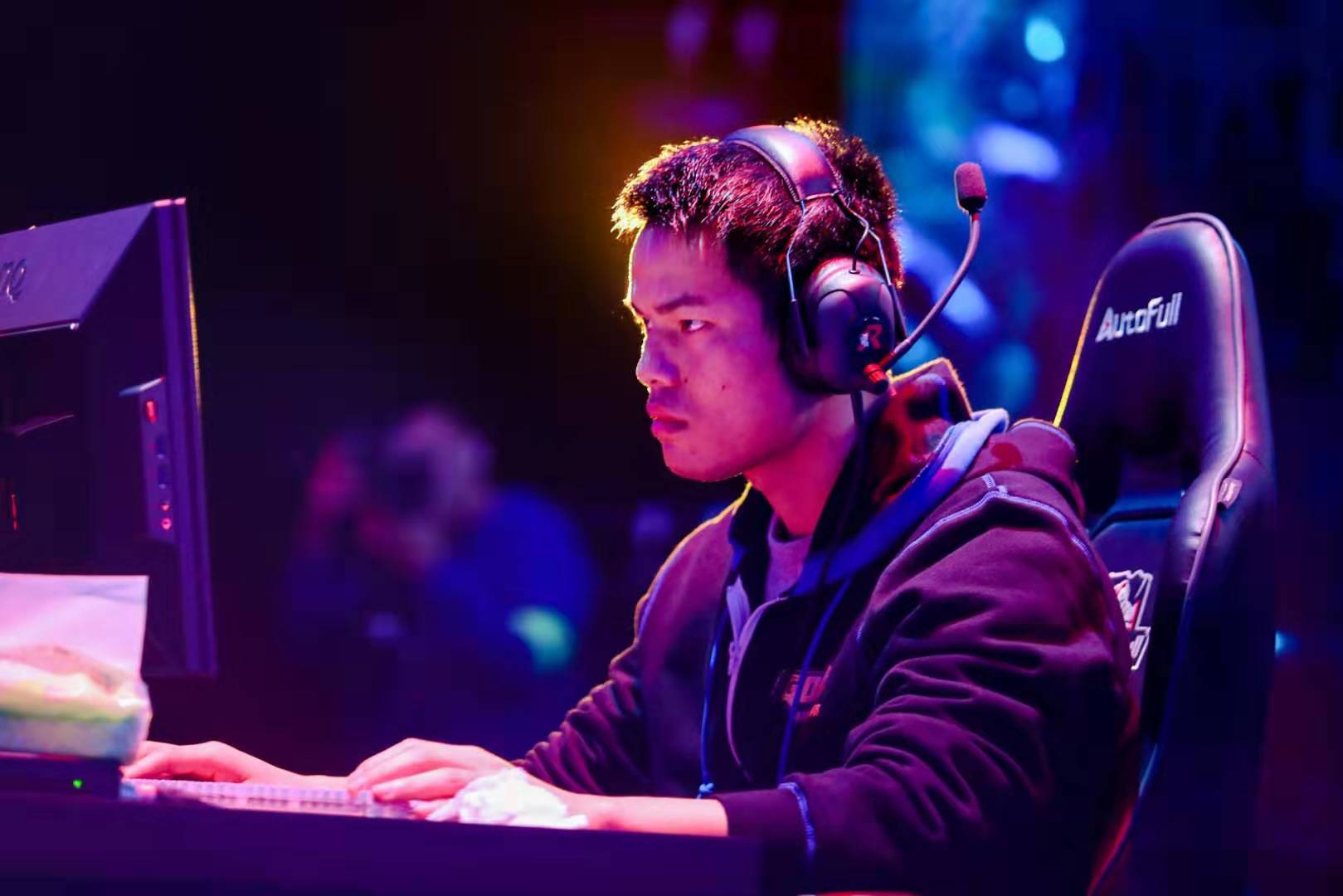 更是社会的 更是社会的